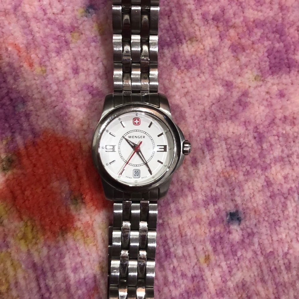 Swiss watch with bracelet closure